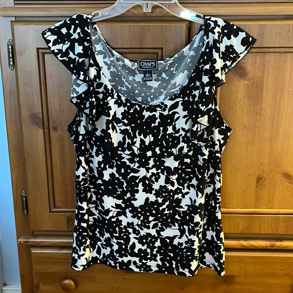 Ruffle sleeveless black and white pattern top.